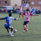 Un jugador del Guissona busca desplaçar la pilota davant la pressió d’un jugador de l’Agramunt. - LAIA PEDRÓS