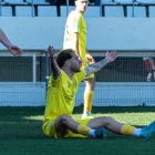 Pau Russo, assegut a terra, obre els braços en senyal de protesta després d’una acció del partit. - TOMÀS MONTESÓ