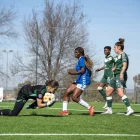 Adama Congo, la més activa ahir de l’atac lleidatà, busca rematar sense èxit una centrada. - PAU PASCUAL PRAT