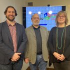 Els codirectors del Festival del Joc del Pirineu, Marc Travé i Pablo Giménez, amb la tinent d'alcalde de Promoció Econòmica de l'Ajuntament de la Seu d'Urgell, Gemma Tó, presentant la desena edició del certamen.