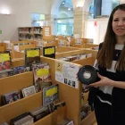 Montse Grau, de l’àrea de música i imatge de la Biblioteca, amb un dels reproductors en préstec. - AMADO FORROLLA