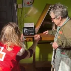 Una voluntària instal·la el dispositiu de veu en una llar. - CREU ROJA LLEIDA