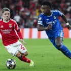 Vinícius i Prestianni, durant una acció del partit disputat a Lisboa la setmana passada. - EFE/EPA/JOSE SENA GOULAO