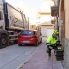 Retirada de contenidors ahir a Bellpuig. - JORDI ECHEVARRIA