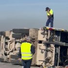 Bolca un camió d'escombraries a l'N-240 a Lleida