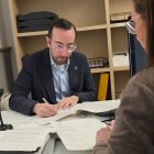 El jefe de la oposición en la Paeria y del PP, Xavi Palau, registrando las alegaciones en la Oficina de Atención Ciudadana de La Bordeta.
