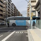 Un bus sortint de la terminal durant una prova. - JORDI ECHEVARRIA