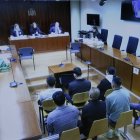 Els acusats de contraban d'angules vives, a l'Audiència de Lleida durant la vista d'aquest dimecres.