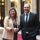 La síndica d'Aran, Maria Vergés, amb el conseller de la Presidència, Albert Dalmau, al Parlament.