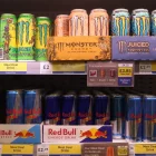 Mostra de begudes energètiques en un supermercat. - EFE/EPA/NEIL HALL