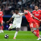 Vinicius busca rematar pressionat per Otamendi, del Benfica. - EUROPA PRESS
