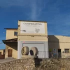 L’edifici de la cooperativa del Cogul es troba dins del nucli urbà i ha quedat obsolet. - JYGSA