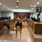 Els dos acusats, ahir al banc de l’Audiència de Lleida.