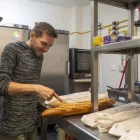 El nou encarregat del bar social s’ocupa ara d’enfornar i vendre el pa a Bovera. - PAU PASCUAL PRAT