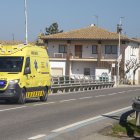 Dos ambulàncies sortint de Claravalls, aquest matí.