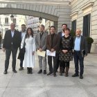 Representamts de Junts, Sumar, ERC, PNB, Bildu, Podem, Compromís i BNG al Congrés després de presentar una Proposició no de Llei perquè s'investiguin "vexacions i suïcidis" durant el servei militar obligatori.
