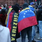 Un grup de veneçolans, després de la detenció de Maduro. - ALBERT HERNÀNDEZ VENTÓS/ACN