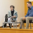 L’autor Joan Roure, amb Teresa Ibars durant la presentació. - PAU PASCUAL PRAT