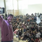 El cantant, fent-se una foto amb els alumnes de l’Escola Sant Jordi de Lleida. - J.GÓMEZ