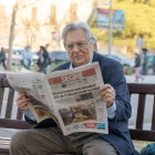 L’exalcalde lleidatà Antoni Siurana llegeix un SEGRE d’ahir amb la informació sobre la desclassificació dels ‘papers del cop’. - PAU PASCUAL PRAT