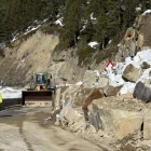 Els operaris van deixar lliure un dels carrils per començar amb el sanejament del mur. - MARTA LLUVICH/ACN