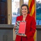 La consellera d'Economia i Finances, Alícia Romero, mostra el projecte de pressupost després de l'entrega al Parlament.