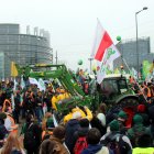 Desenes de tractors i agricultors protesten contra el Mercosur davant del Parlament Europeu el 20 de gener del 2026.