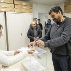 Un home vota a Lleida.
