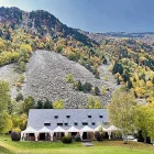 Vista dera Bòrda dera Artiga damb era montanha en segon tèrme.