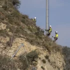 Diversos operaris treballant en la consolidació de la muntanya. - JORDI ECHEVARRIA