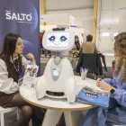 Una de les desenes d’entrevistes ràpides que les empreses van fer a joves ahir. - JORDI ECHEVARRIA