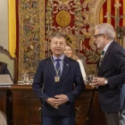 Castro torna a la Paeria. Joan Ramon Castro va prendre ahir possessió com a regidor de Junts en substitució de Rosa Jové. En el mandat anterior va ser el responsable de Mobilitat. En el seu discurs d’acceptació del càrrec, va assegurar que treballarà “per Lleida, des de Lleida, però mai per Lérida”. - JORDI ECHEVARRIA