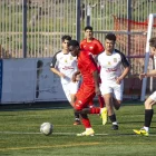 Un jugador de l’Alpicat B condueix la pilota davant la pressió de tres rivals. - JORDI ECHEVARRIA