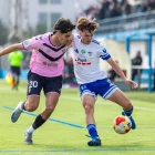 Roger Coll intenta escapolir-se de la pressió de Marín en el tram final de partit a la recerca de l’empat. - JOSEP MARIA RIBES