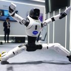 Un robot humanoide creado por AGIBOT baila durante la vigésima edición del Mobile World Congress (MWC). EFE/Alejandro Garcia