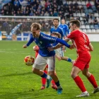 Pau Russo prova de superar dos jugadors del Vic, en una acció del partit. - ÀLEX SAMPER