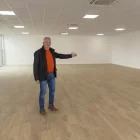 L’alcalde mostra la rehabilitació de l’edifici que s’oferirà com a espai multifuncional. - JORDI ECHEVARRIA