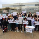 Alumnes i famílies del col·legi Països Catalans que participen en la recollida de firmes, ahir. - AMADO FORROLLA