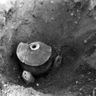 Algunes de les peces que es van recuperar del poblat i la necròpolis, com ceràmica tornejada, un casc de guerrer de ferro del segle VI aC i un morrió de cavall de bronze. - ARXIU IEI