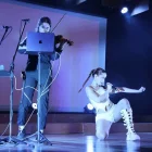 Mercè va pujar a l’escenari de l’Espai Orfeó acompanyada de la violinista Elena Nieto. - AMADO FORROLLA