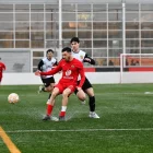 Un jugador de l’Alpicat intenta controlar la pilota davant la pressió d’un jugador del Borges. - IRIS SOLÀ