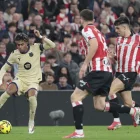 Lamini controla la pilota davant de l’arribada d’un jugador de l’Athletic. - EFE/LUIS TEJIDO