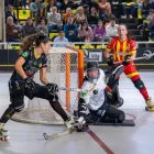 Aina Florenza aixeca la bola per intentar marcar davant la portera Abril Alonso. - ANIOL MORAL