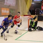 Ciocale, el millor dels lleidatans a la primera meitat, condueix la bola perseguit per un rival. - AMADO FORROLLA