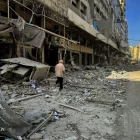 Un home camina entre la runa d’un edifici destruït per les bombes al Líban. - EUROPA PRESS