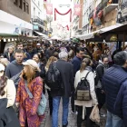 El mercat va estar ple de gent al matí i a la tarda malgrat la climatologia adversa. - ÍNGRID SEGURA