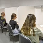 Els tastadors s’asseuen en fila en una taula amb compartiments separats al Fruitcentre. - JORDI ECHEVARRIA