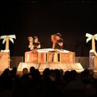 Representació de ‘La Llàntia Meravellosa’, de Festuc Teatre, ahir al Teatre Coliseum de Corbins.