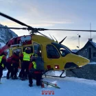 L’helicòpter de rescat, ahir al matí al refugi d’Amitges. - BOMBERS