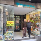 Miquel Borraz i Mercè Trepat, a la porta de la seua botiga.